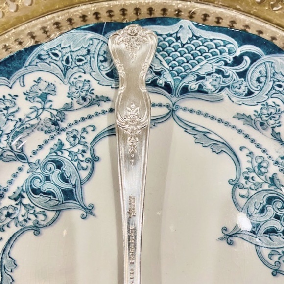 O3- Vintage 1951 Wm Rogers Silverplate Cake Pie Server Magnolia Pattern - Picture 4 of 10